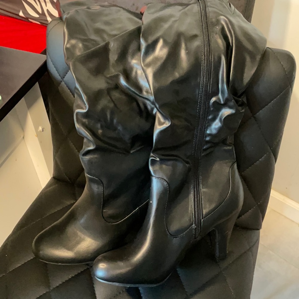 ROGUE HELIUM KNEE HIGH HEELS.
